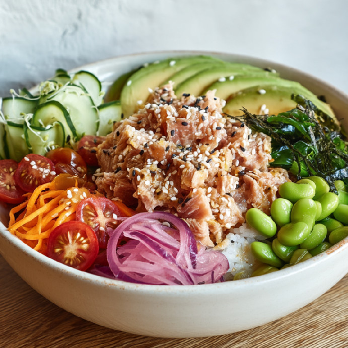 Poké bowl s tuniakom