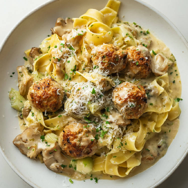 Tagliatelle s mäsovými guľkami a hlivou