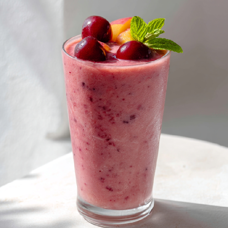 Ľadové smoothie s broskyňou a čerešňami